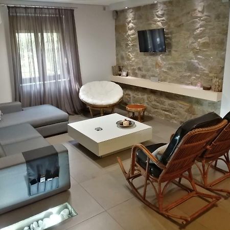 Modern Residence In The Center Of Trikala Exterior photo
